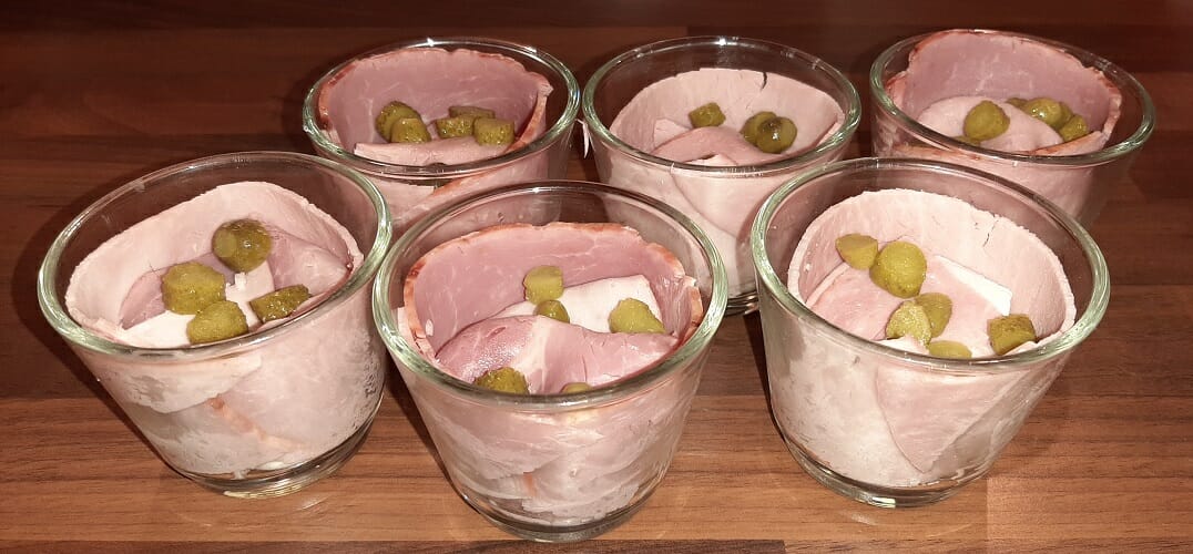 Aspics Œufs, jambon, cornichons Une recette parfaite pour une entrée