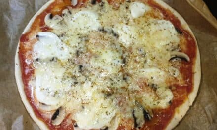Recette de la tarte façon pizza aux champignons, aux fromages et sauce arrabiata