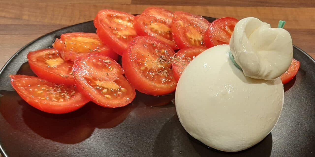 Burrata à la tomate. Une recette de salade italienne originaire des Pouilles.