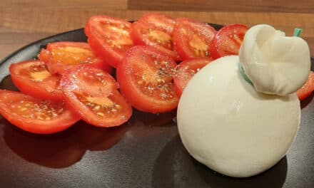 Burrata à la tomate. Une recette de salade italienne originaire des Pouilles.