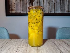 Rhum arrangé Ananas , fruits de la passion , poivre Voatsiperifery