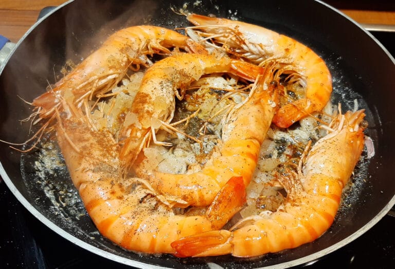 Gambas flambées au cognac. Une recette d'entrée pour Noël