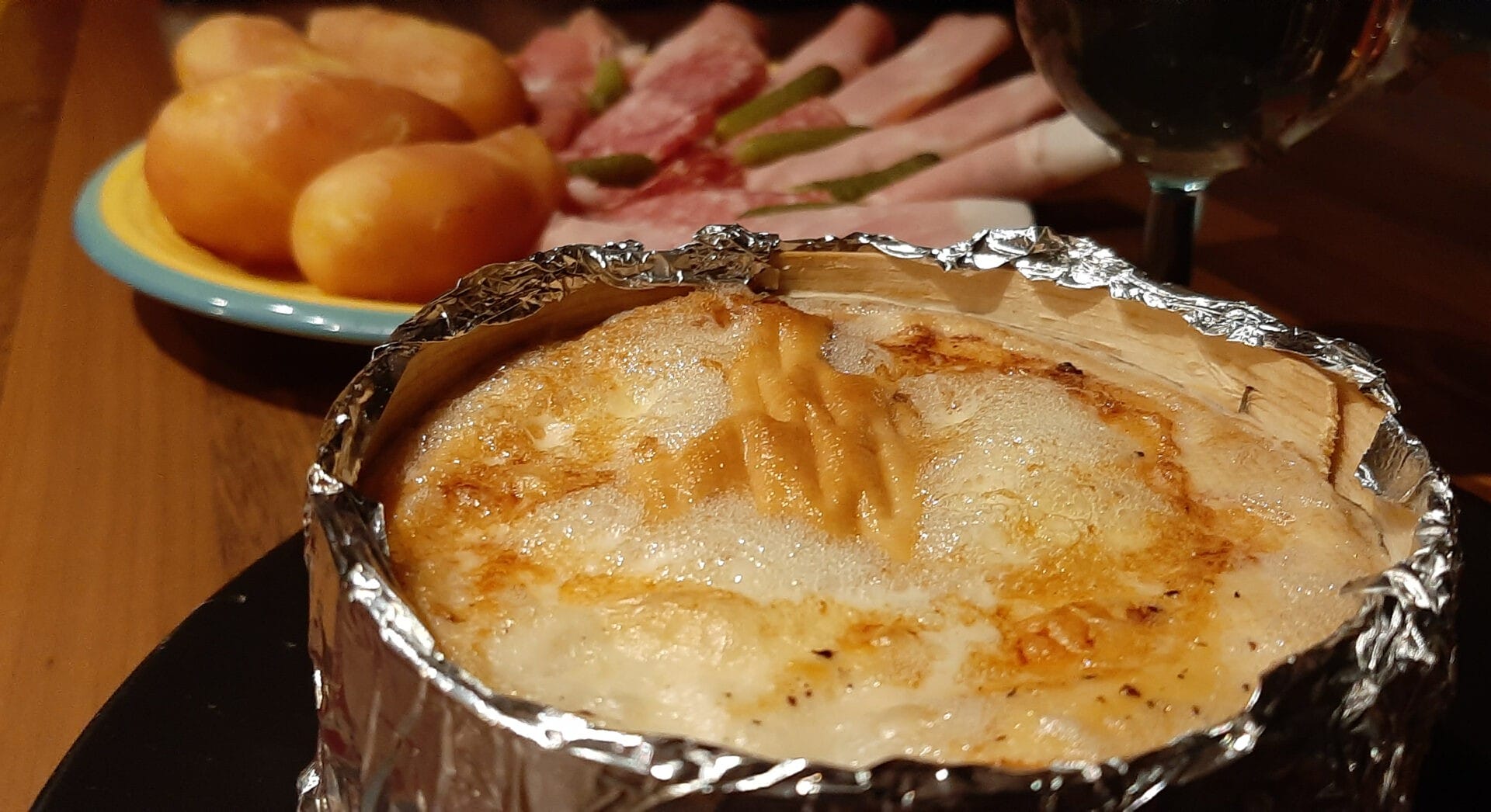 Mont d'or au four. Recette de fromage du Jura chaud cuit dans sa boîte