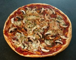 Tarte façon pizza aux légumes et munster-morbier