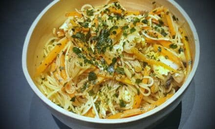 Recette de Nouilles sautées aux carottes, aux champignons et aux œufs
