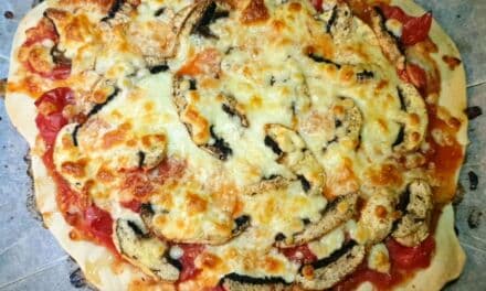Recette de Pizza aux tomates cerises, à la mozzarella râpée et aux champignons