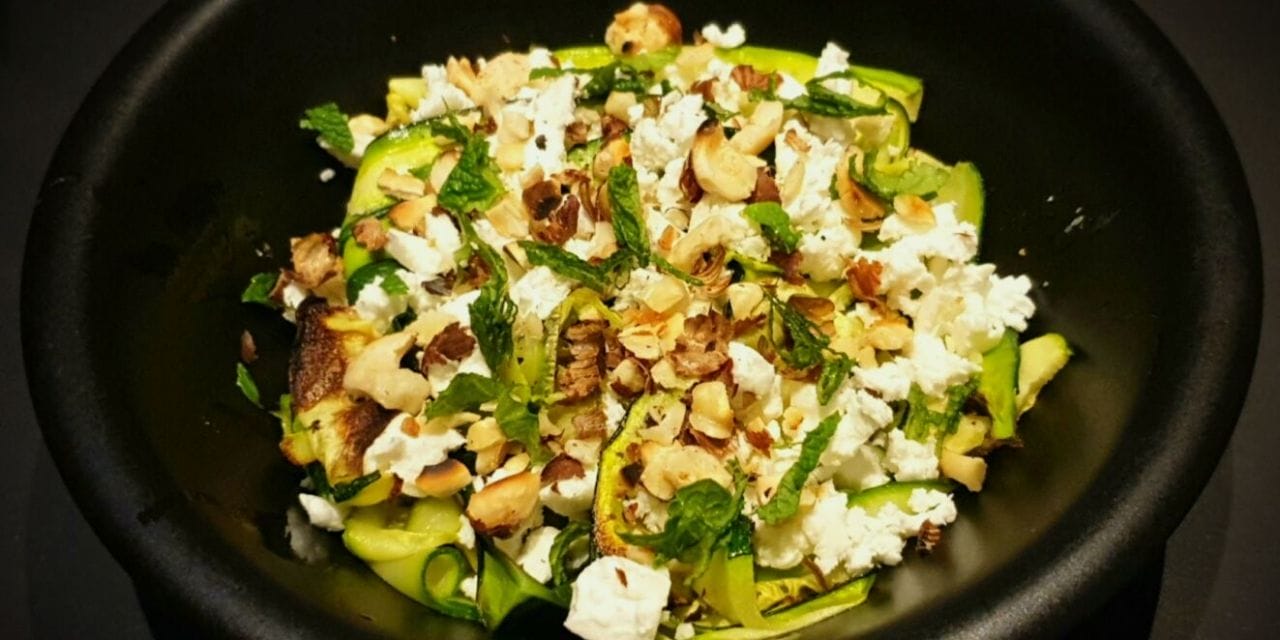 Recette Salade de courgettes grillées, fêta, noisettes et menthe fraîche