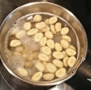 Gnocchis sauce aux champignons gratinées à la mozzarella