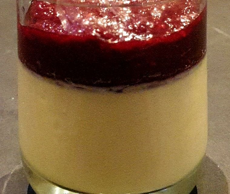 Recette de Panna cotta aux fruits rouges avec agar-agar (sans gélatine)