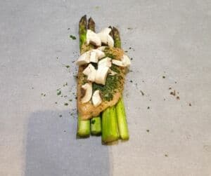 Papillote de saumon aux asperges vertes et champignons