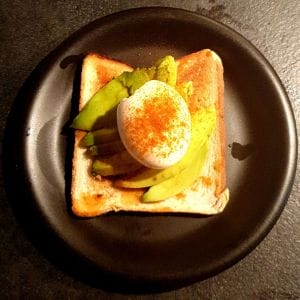 Avocado toast avec œuf mollet