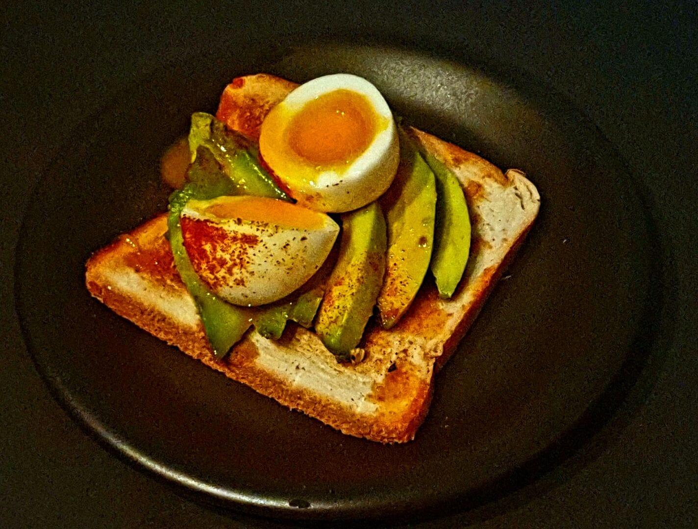 Avocado toast avec œuf mollet