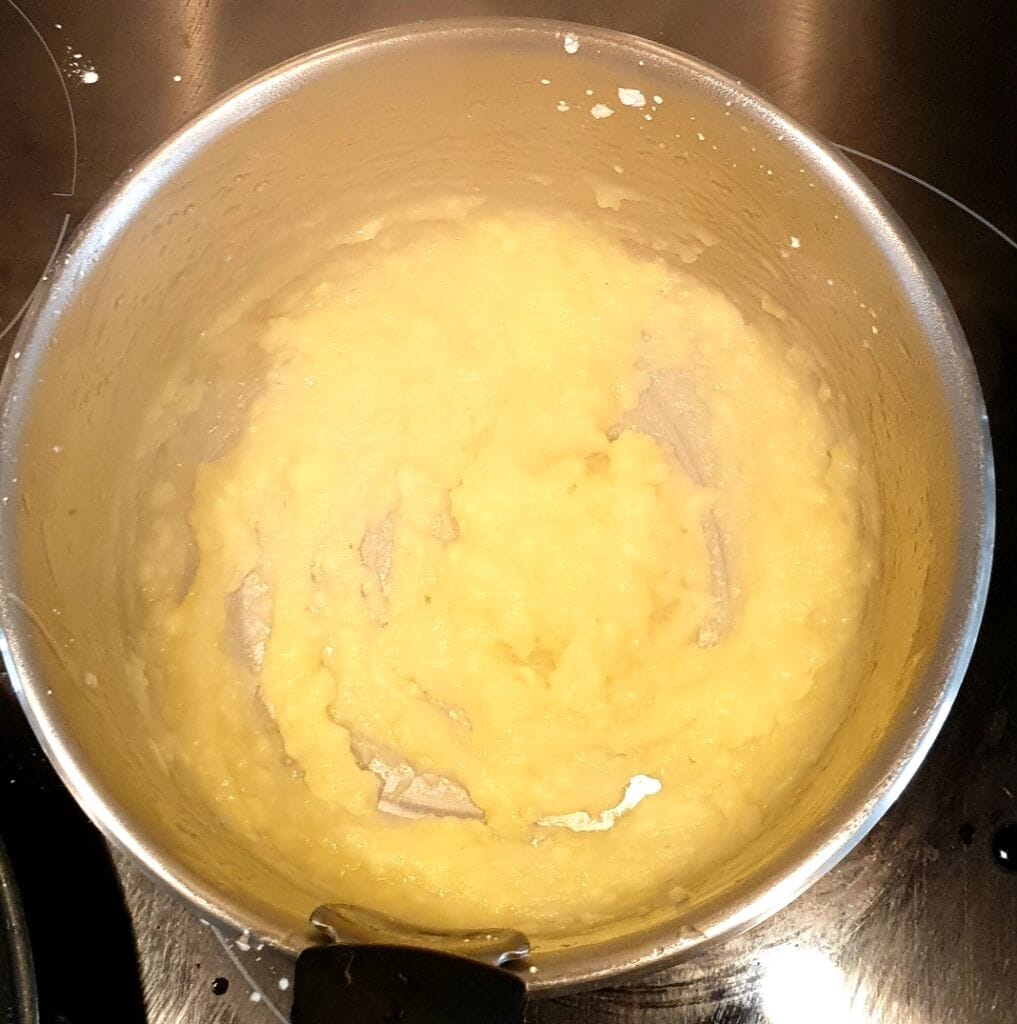 Recette de quenelles de saumon gratinées. Quenelles de poisson au four