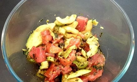 Recette de Salade de tomates, concombre, avocat et  graines