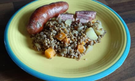 Lentilles blondes. Une recette avec saucisses, lard, carottes, poireaux et pommes de terre