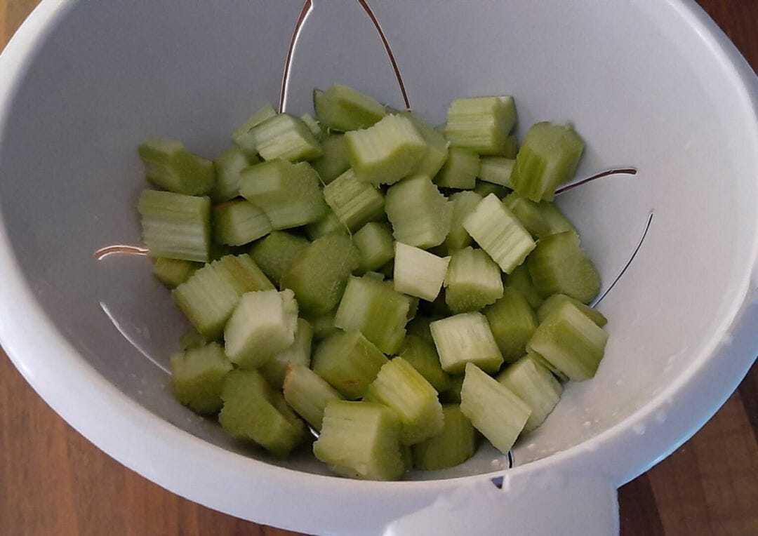 Comment conserver et congeler de la rhubarbe fraîche du jardin