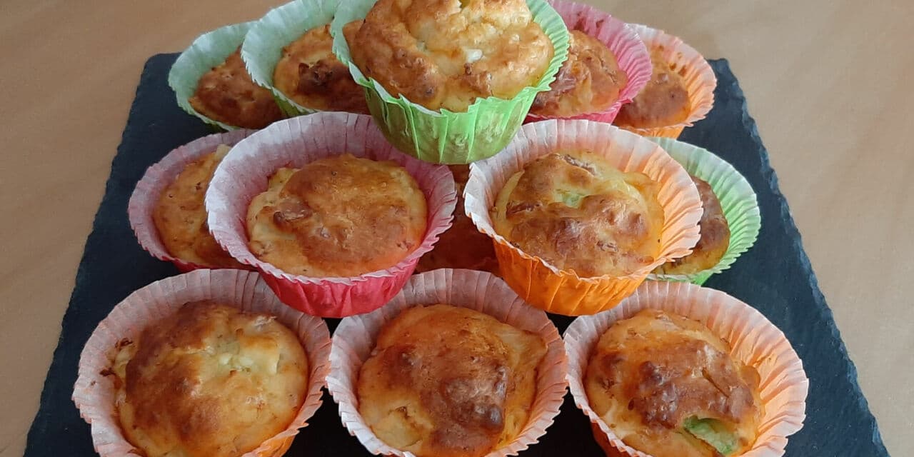 Muffins salés à base de pommes de terre, courgette, jambon et fromage fumé. Pour un apéro original !