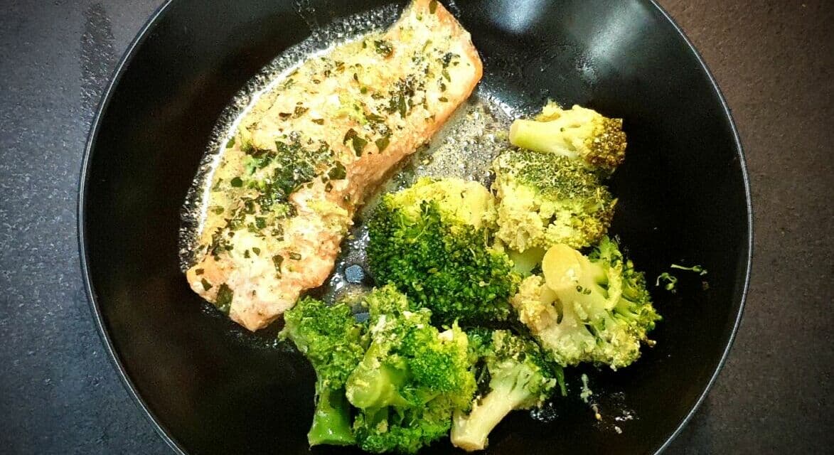 Saumon en papillote au four avec brocolis, sauce soja, crème et citron