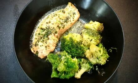 Saumon en papillote au four avec brocolis, sauce soja, crème et citron