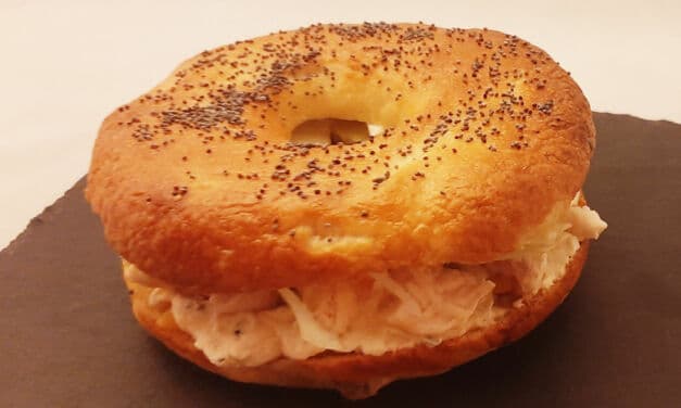 Bagel poulet fromage frais. Une recette de Pain américain et garniture maison