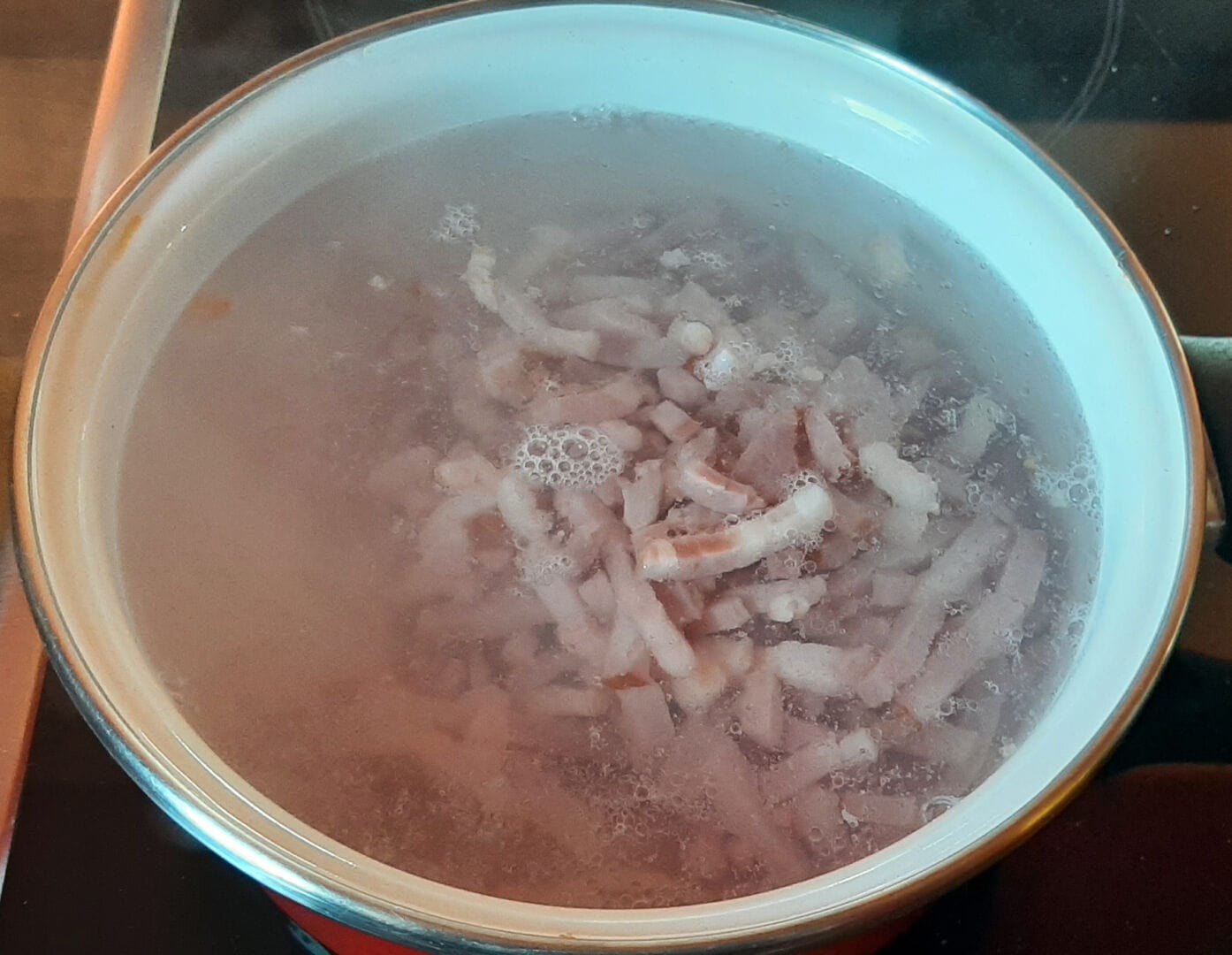 Blanchir des lardons. La méthode pour les dégraisser et dessaler