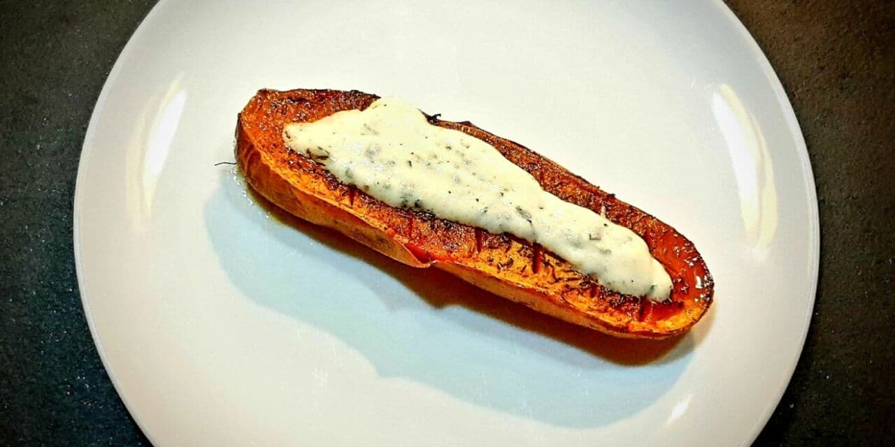 Recette patate douce healthy aux épices au four accompagnée de sa sauce yaourt maison