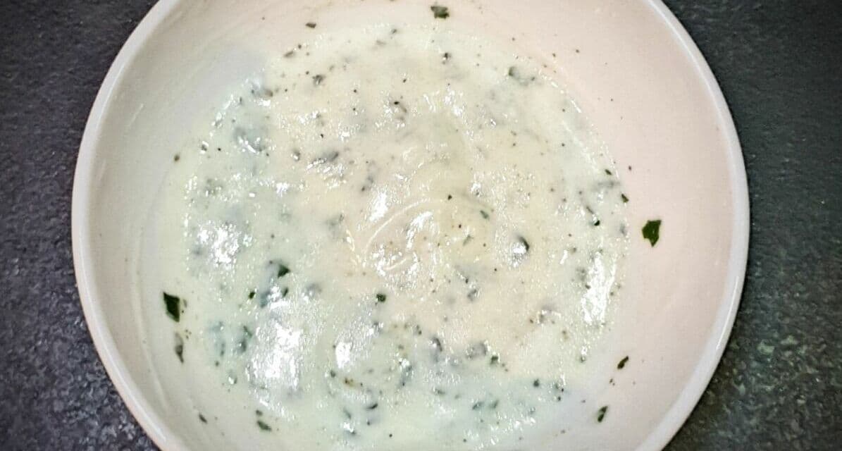 Sauce yaourt menthe, citron et persil. A servir en accompagnement ou en apéro
