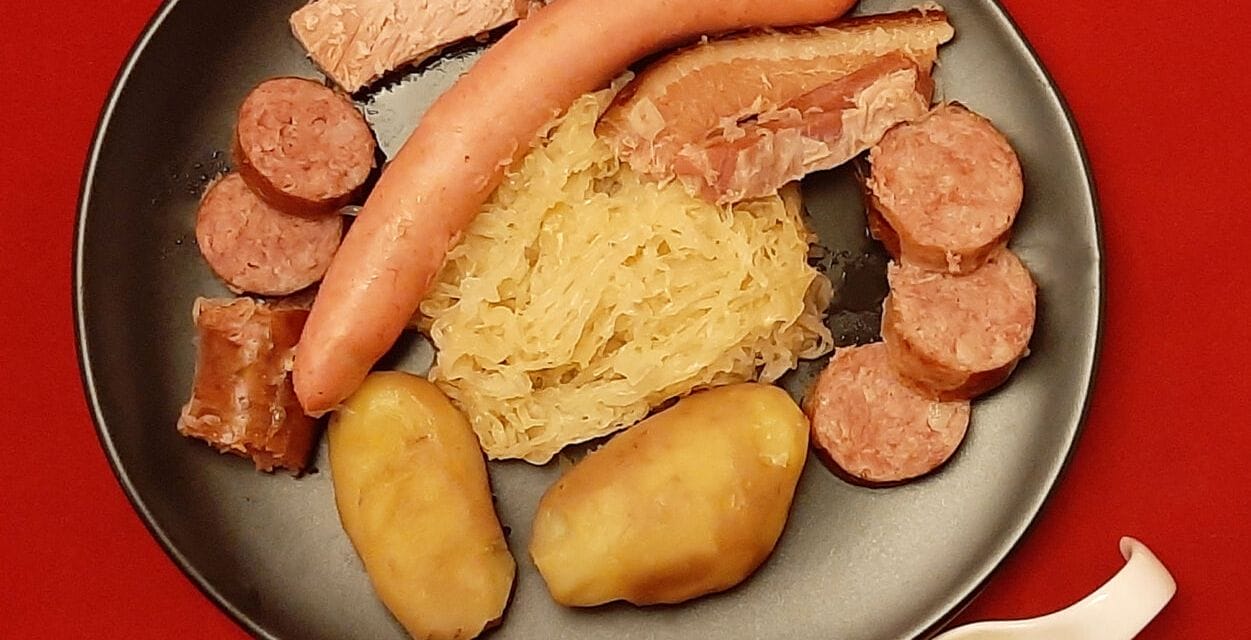 Choucroute Alsacienne. Une recette maison avec chou cru, saucisses et pommes de terre