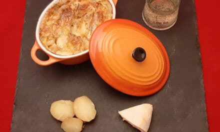 Tartiflette au four maison. Recette façon grand-mère avec  pommes de terre, lardons, oignons et reblochon