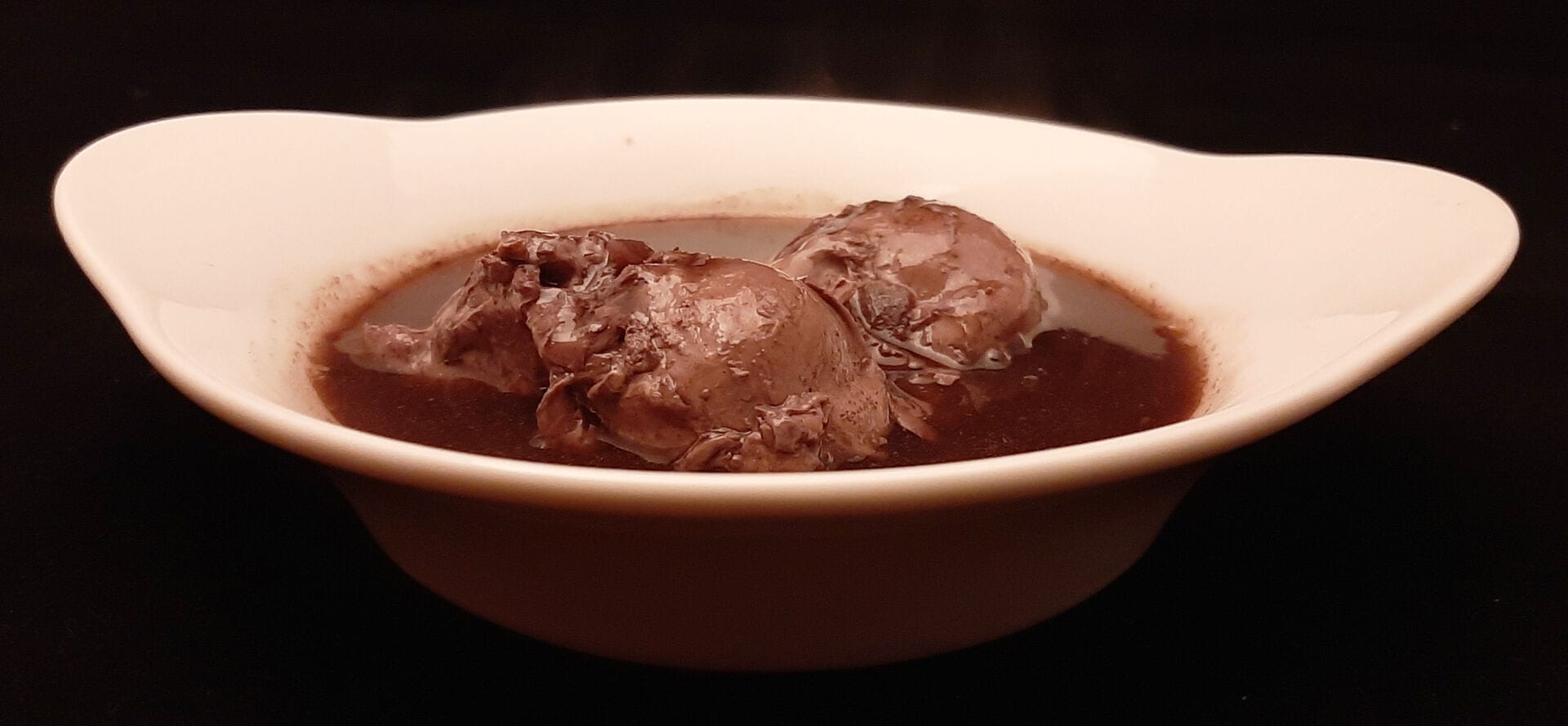 Œufs pochés au vin rouge