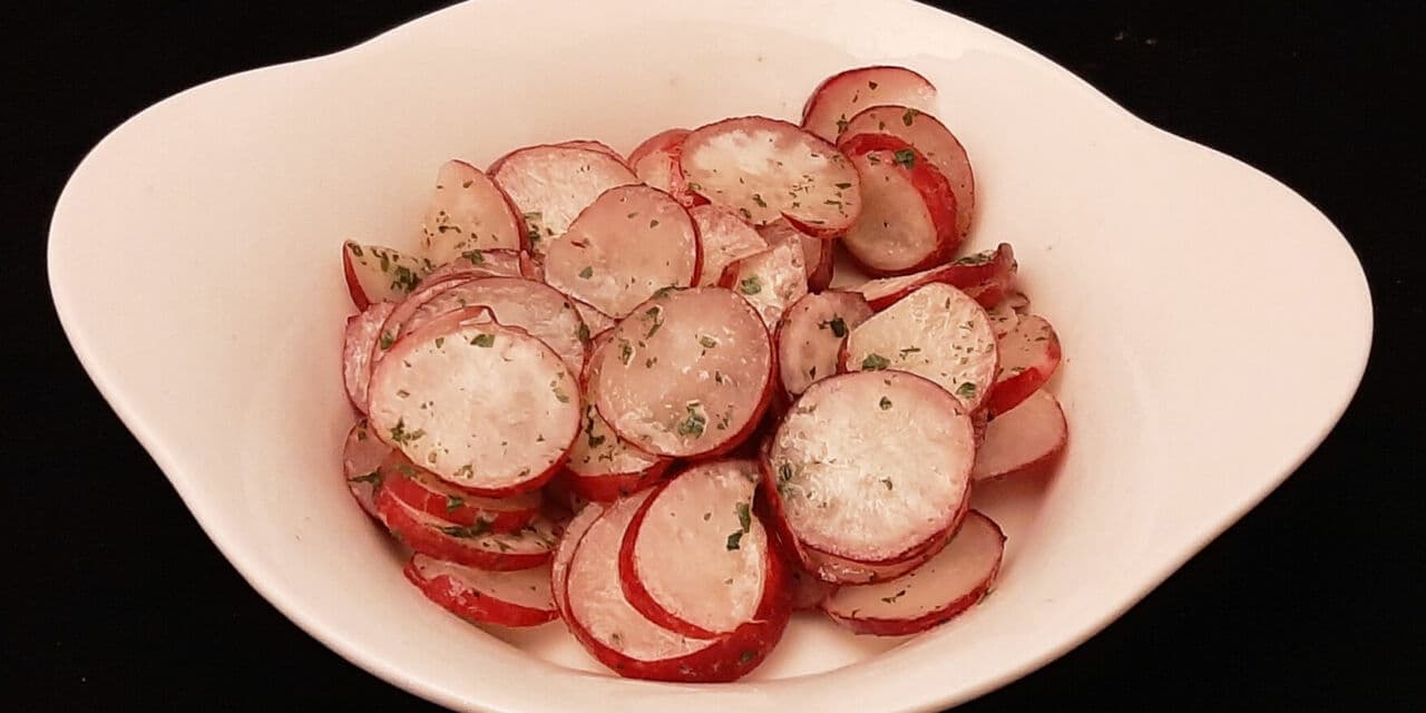 Salade de radis roses. Une recette simple et rapide à faire
