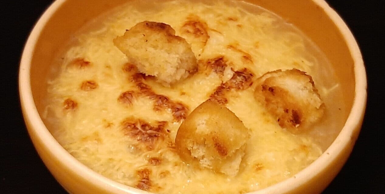 La Recette Traditionnelle de la Soupe à l’Oignon de Ma Grand-mère