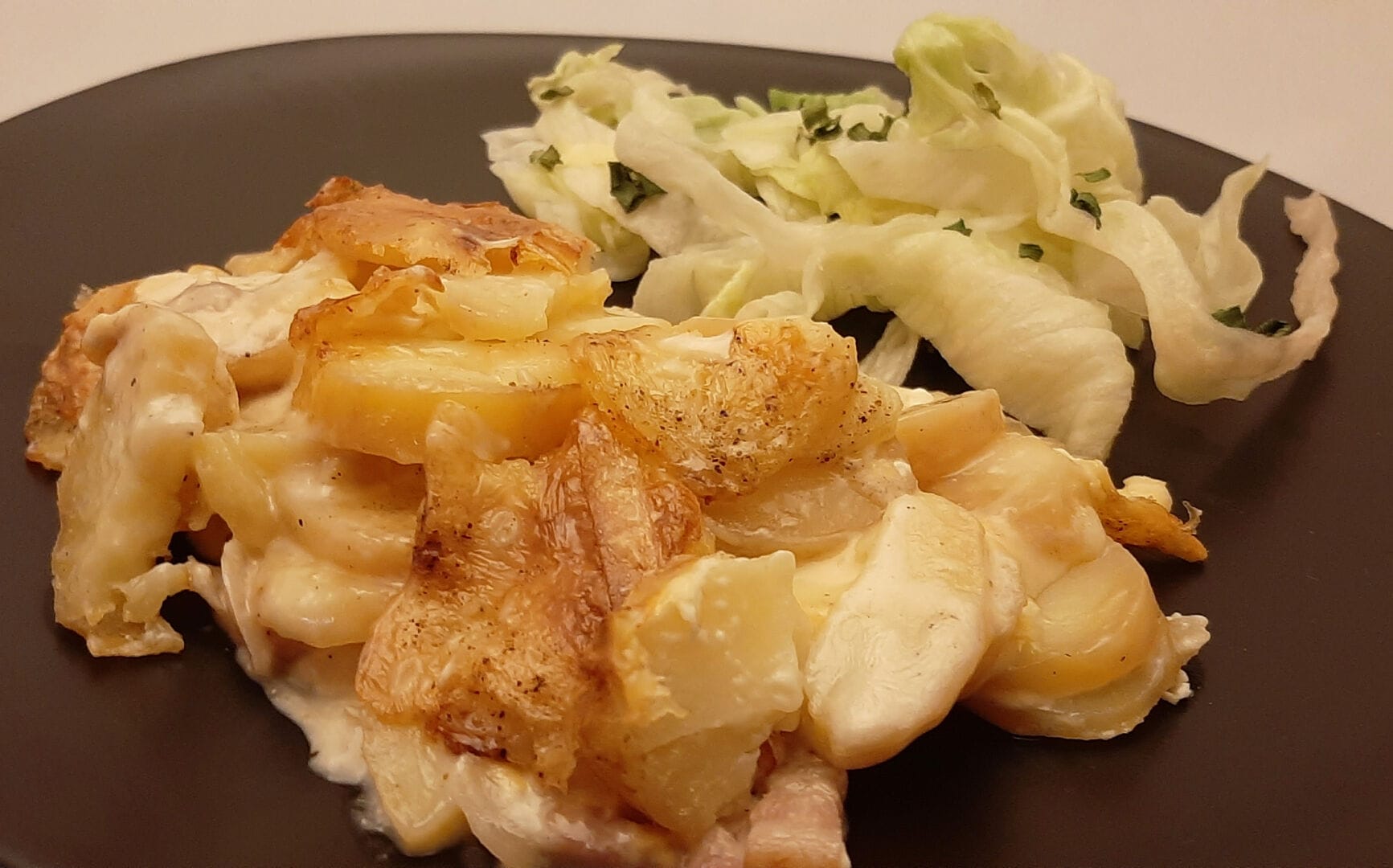 Tartiflette. Recette savoyarde traditionnelle (pommes de terre et reblochon)