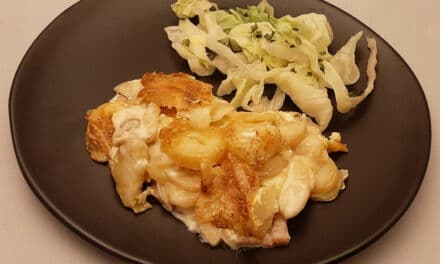 Recette de la tartiflette savoyarde traditionnelle avec pommes de terre, lardons, oignons et reblochon