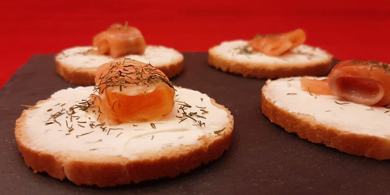 Toast saumon fumé et fromage frais (Boursin, St Môret). Une recette pour l’apéro de Noël