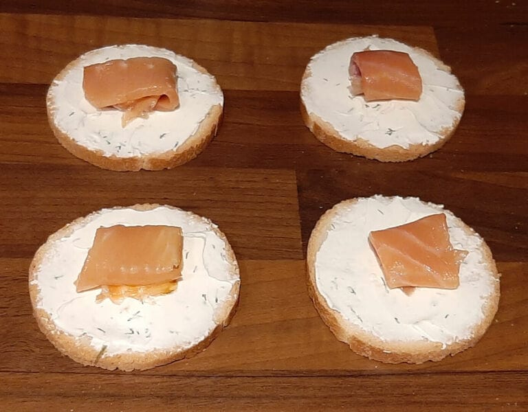 Toast Saumon Fumé Fromage Frais & Ciboulette Toast au Saumon Fumé et Fromage Frais (St Môret ou Boursin)