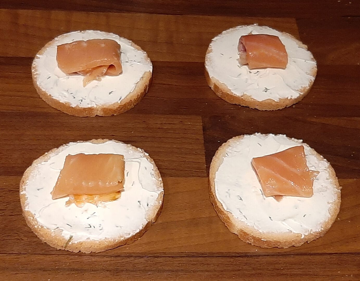 Toast saumon fromage frais (Boursin, St Môret, Kiri). Recette pour l'apéro