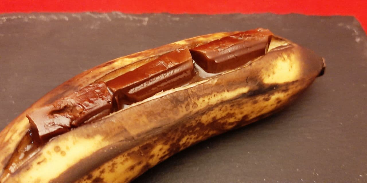 Banane au four et chocolat fondu. Une recette de dessert pour les enfants
