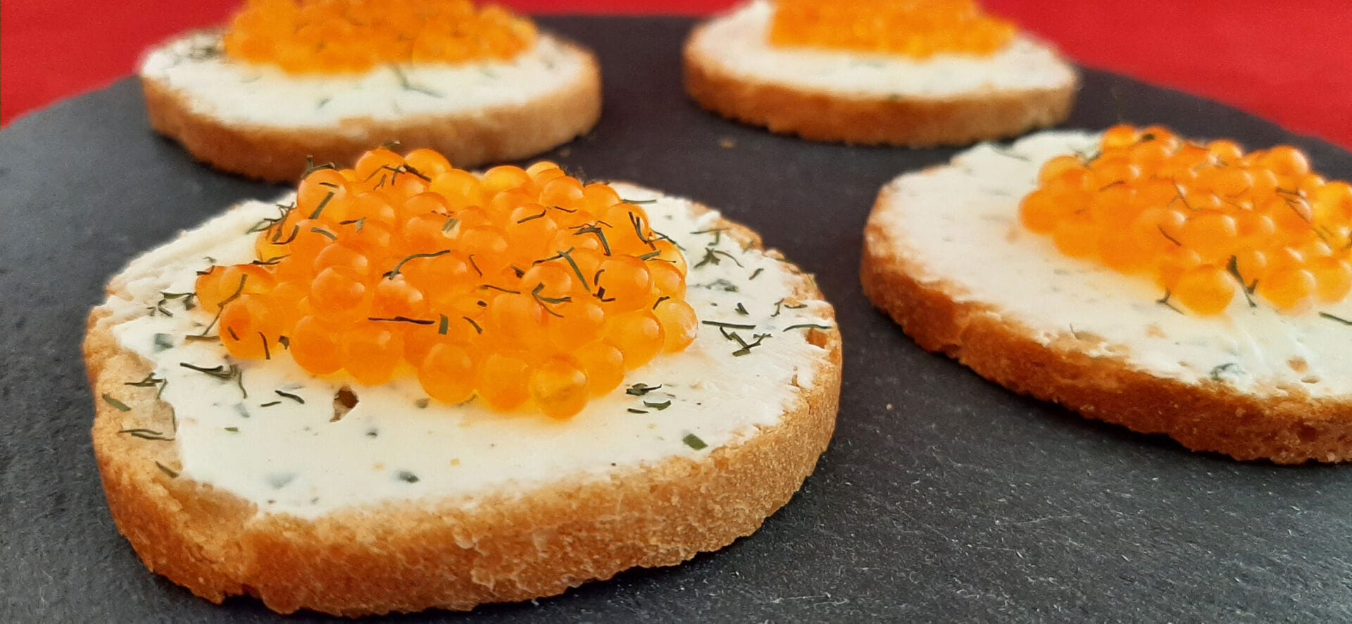 Œufs de truite apéro. Une recette de toasts au fromage frais pour Noël