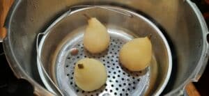 Poires pochées au vin rouge