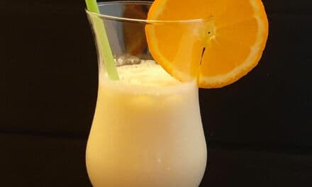 Piña colada. Une recette de cocktail avec rhum, lait de coco et jus d’ananas.