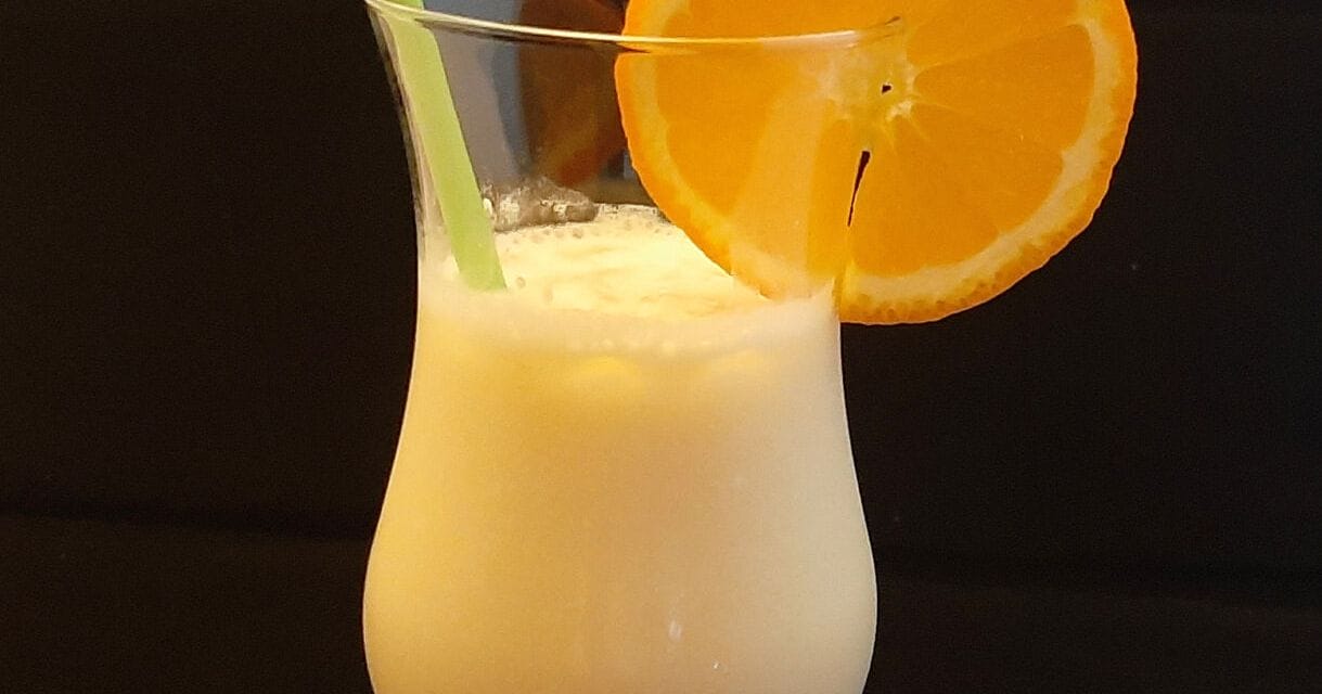Piña colada. Une recette de cocktail avec rhum, lait de coco et jus d’ananas.