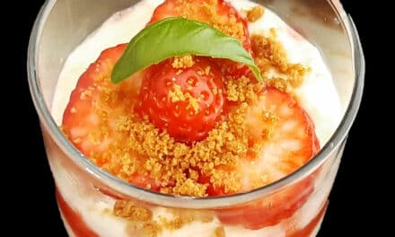 Verrine fraise spéculoos. Une recette de gariguette pour un dessert facile qui impressionne !