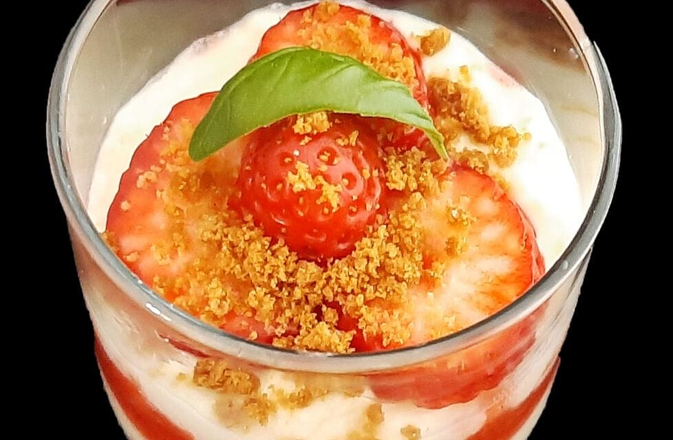 Verrine fraise spéculoos. Une recette de gariguette pour un dessert facile qui impressionne !