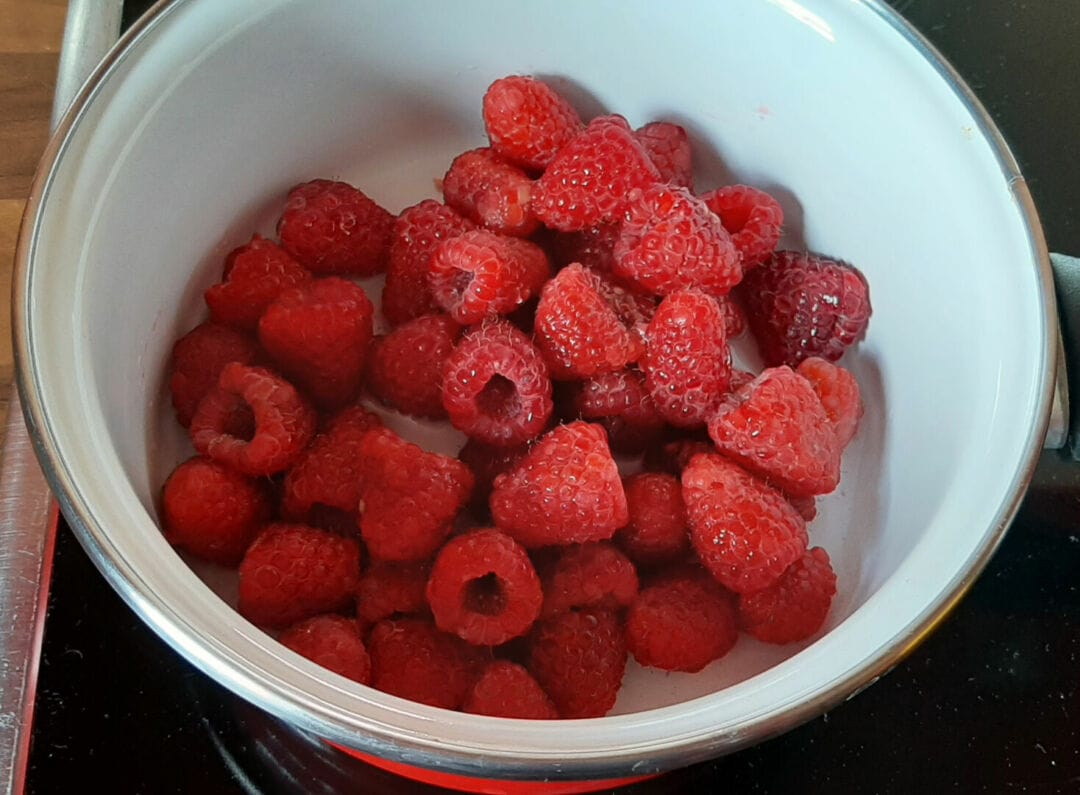 Gelée De Framboises Congelées Avec Extracteur De Jus Gelée de framboises à l'ancienne. Une recette de grands-mères.