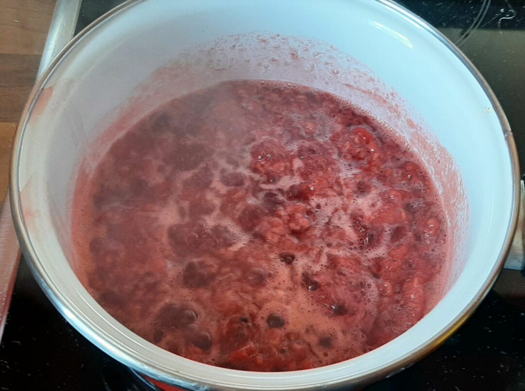Gelée de framboises à l'ancienne. Une recette de grands-mères.