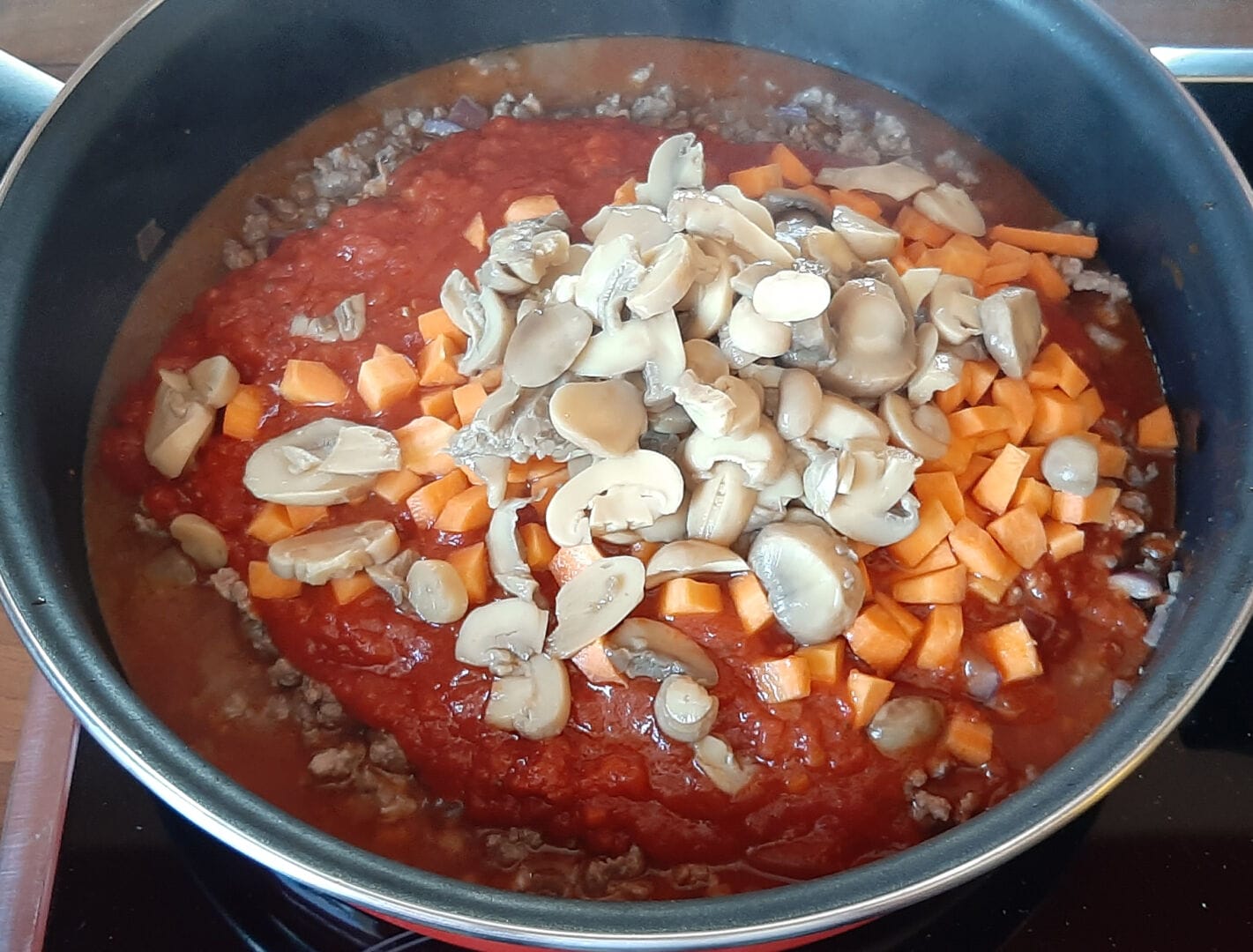 Sauce bolognaise maison. La vrai recette traditionnelle façon grandmère