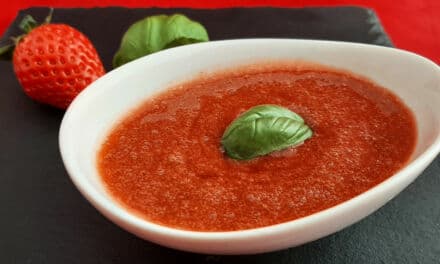 Soupe de fraise ciflorette et basilic. Une recette d’entrée froide ou de dessert à servir en été