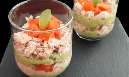 Des verrines d’avocat au thon et à la tomate pour un apéro de Noël réussi