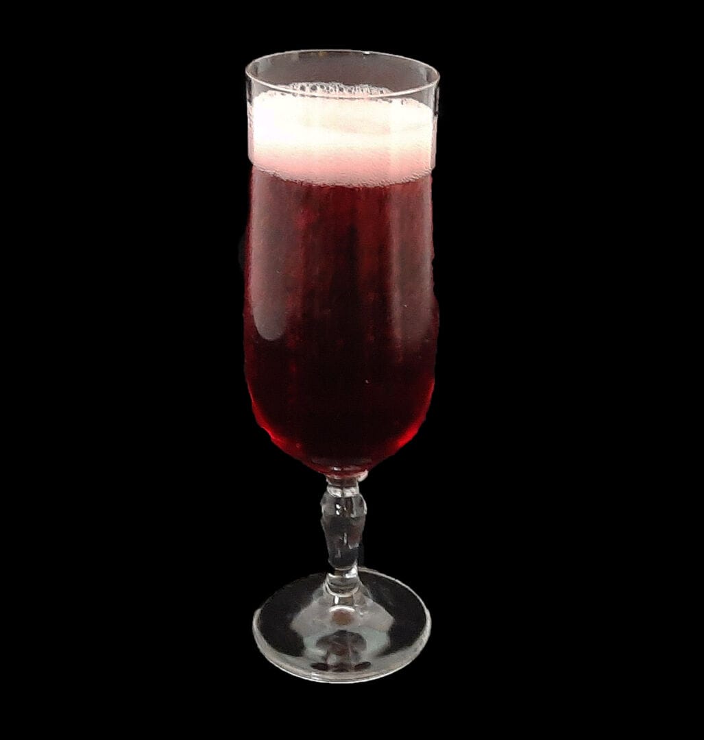 Kir royal. Boisson au champagne et à la crème de cassis de Dijon